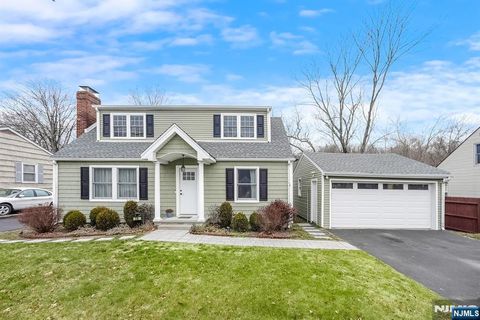 Photo of 26 Skyline Lake Dr, Ringwood, NJ 07456 (MLS # 26000771)