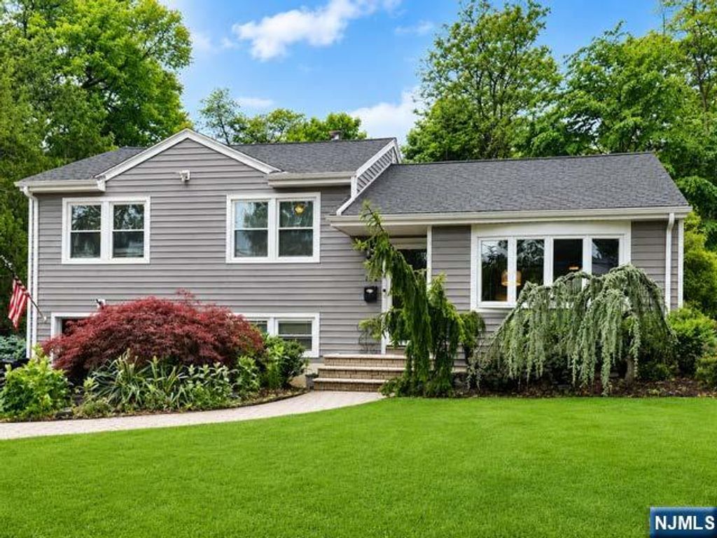 Photo of 158 Morningside Road, Paramus, NJ 07652 (MLS # 26018709)