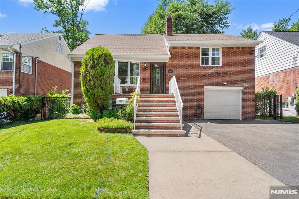 Photo of 1095 Harvard Place, Fort Lee, NJ 07024 (MLS # 26019784)