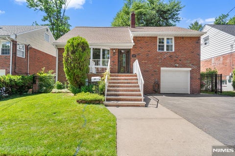 Photo of 1095 Harvard Place, Fort Lee, NJ 07024 (MLS # 26019784)