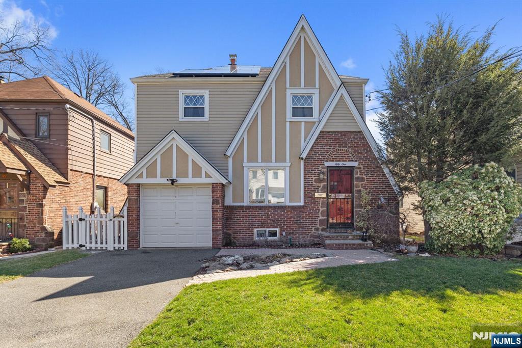 51 Sussex Drive, Clifton, New Jersey - 3 Bedrooms  
2 Bathrooms  
7 Rooms - 