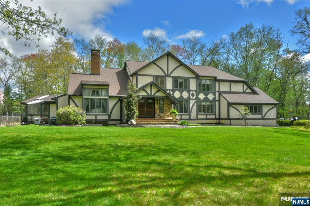 40 Mohegan Trail