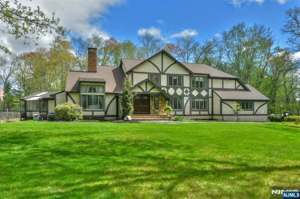 Photo of 40 Mohegan Trail, Saddle River, NJ 07458 (MLS # 25012087)