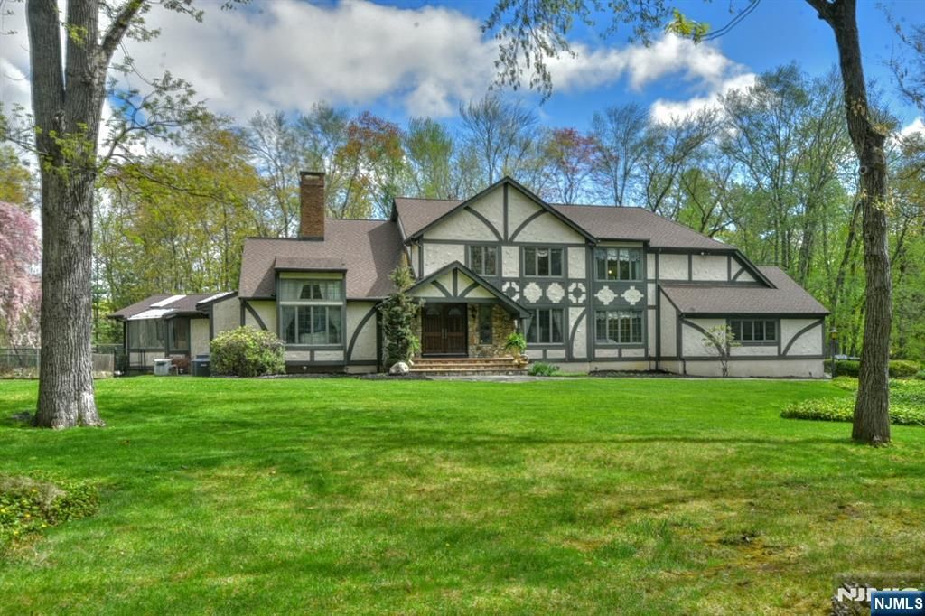 Photo of 40 Mohegan Trail, Saddle River, NJ 07458 (MLS # 25012087)
