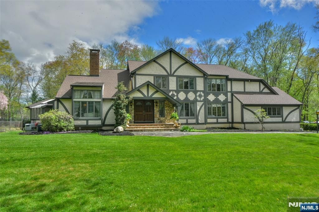 Photo of 40 Mohegan Trail, Saddle River, NJ 07458 (MLS # 25012087)