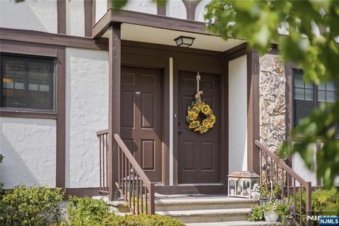 Photo of 609 Mark Twain Way, Mahwah, NJ 07430 (MLS # 26023187)