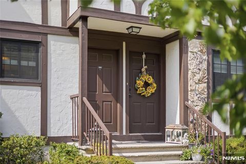 Photo of 609 Mark Twain Way, Mahwah, NJ 07430 (MLS # 26023187)