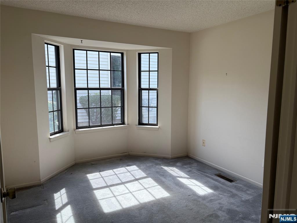 Mahwah, New Jersey 07430, United States, 2 Bedrooms Bedrooms, ,1 BathroomBathrooms,Residential,Active,199139