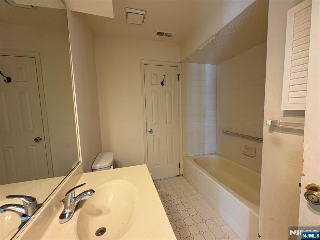Mahwah, New Jersey 07430, United States, 2 Bedrooms Bedrooms, ,1 BathroomBathrooms,Residential,Active,199139