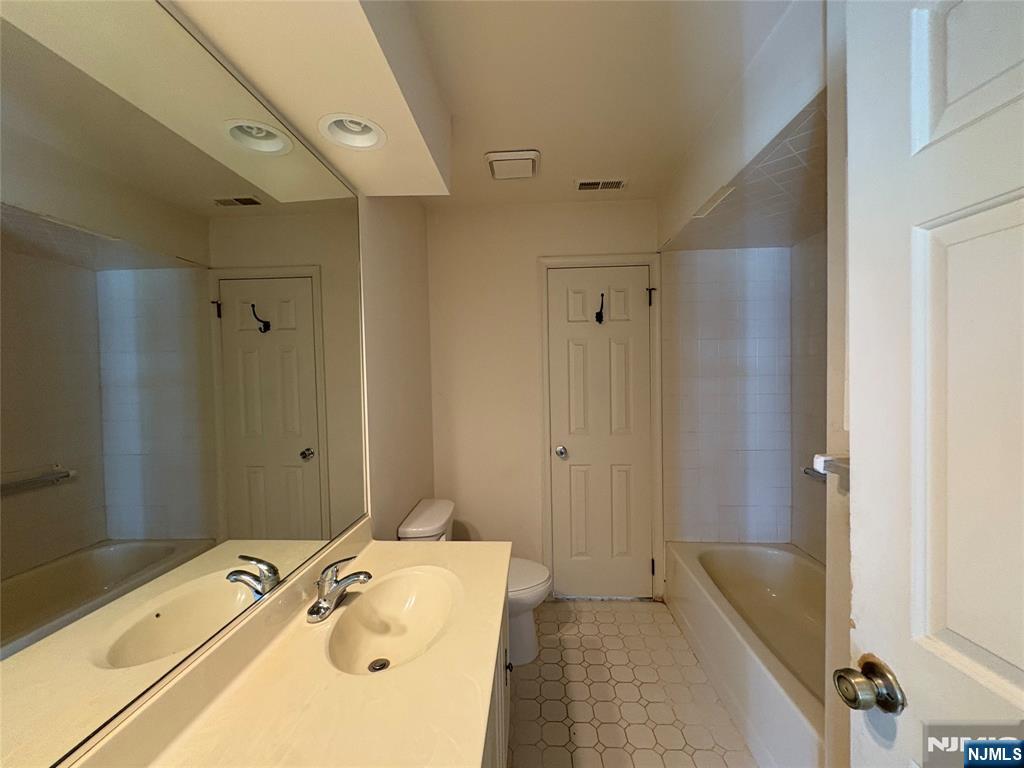 Mahwah, New Jersey 07430, United States, 2 Bedrooms Bedrooms, ,1 BathroomBathrooms,Residential,Active,199139