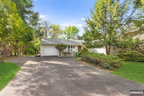 Photo of 8 Halsey Ln, Closter, NJ 07624 (MLS # 26015837)