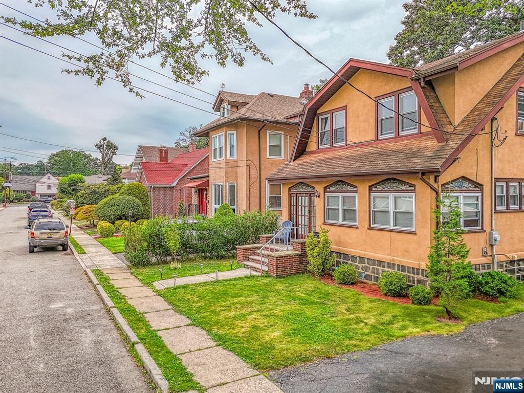 Photo of 1128 Edgewood Lane, Fort Lee, NJ 07024 (MLS # 25028058)