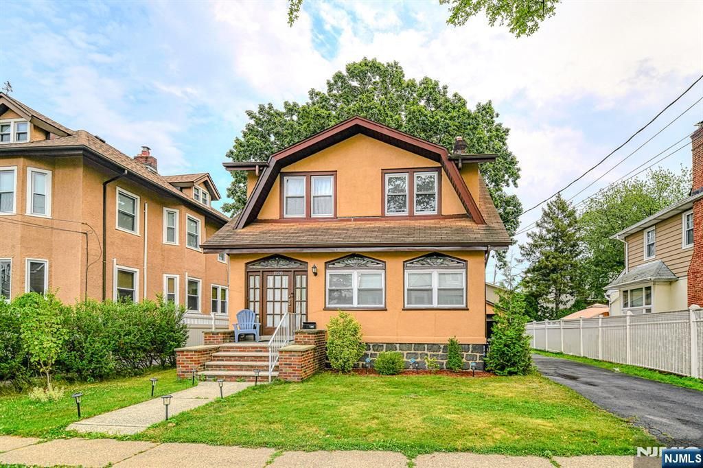 Photo of 1128 Edgewood Lane, Fort Lee, NJ 07024 (MLS # 25028058)
