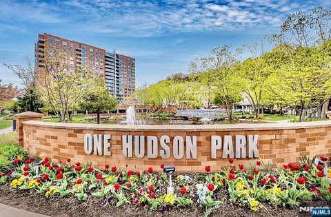 Photo of 1709 Hudson Park #1709, Edgewater, NJ 07020 (MLS # 26034992)