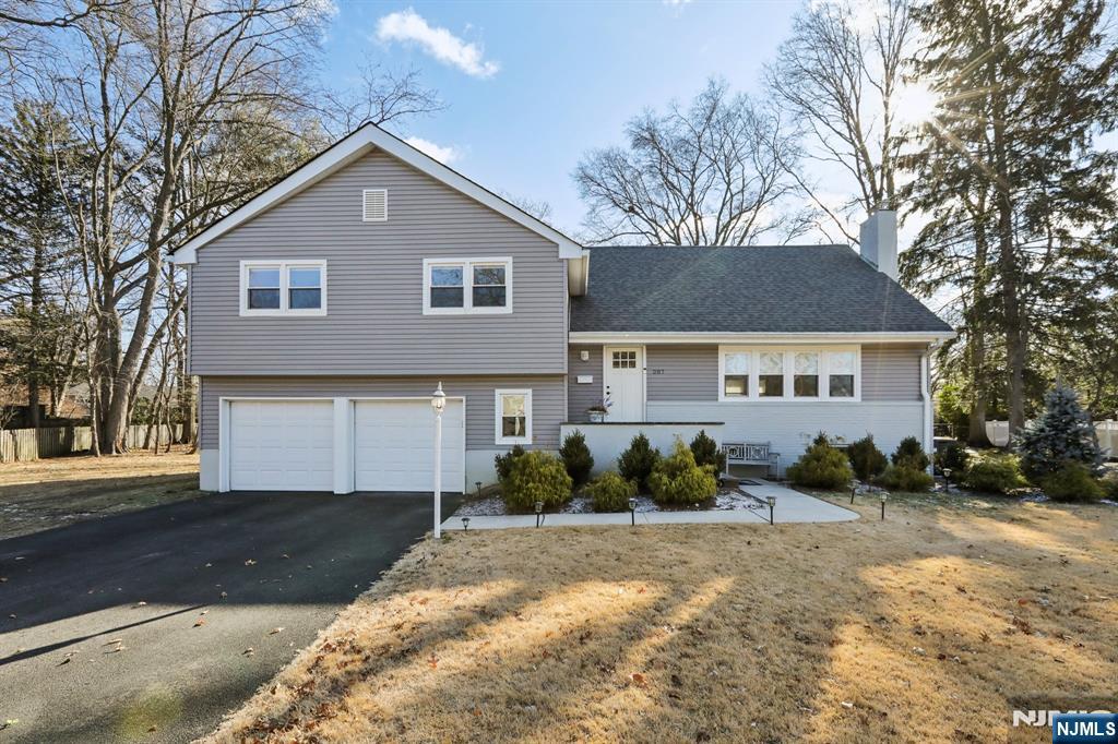 287 Country Club, Oradell, New Jersey - 3 Bedrooms  
3 Bathrooms  
7 Rooms - 