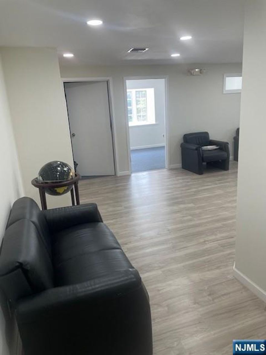 General office or medical Located in the center of town walking distance to shopping, restaurants and train station. 2nd floor suite in elevator building 1600sf sub-dividable. Plenty of parking