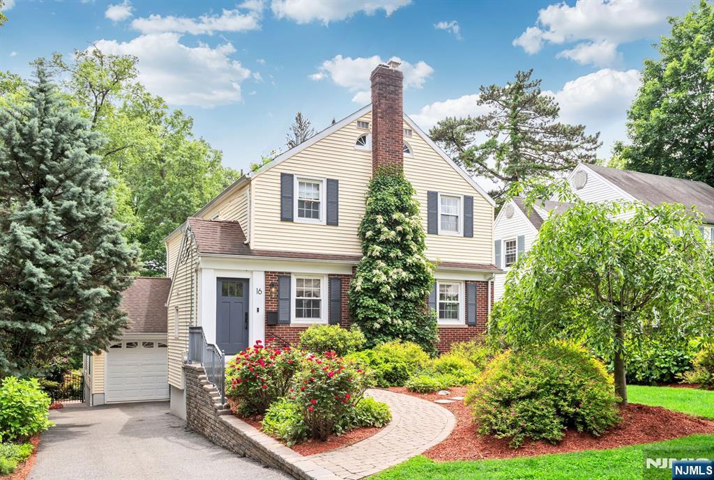 Property for Sale at 16 Highwood Terrace, Glen Rock, New Jersey - Bedrooms: 4 
Bathrooms: 3 
Rooms: 10  - $1,499,000
