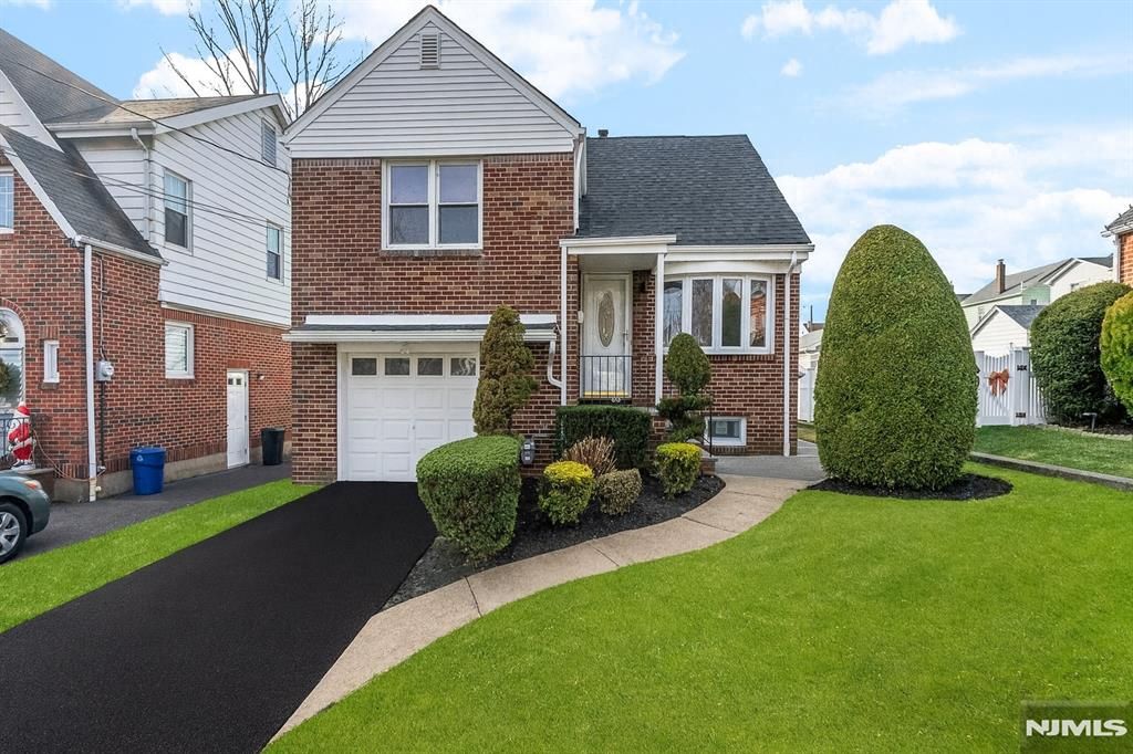 Photo of 474 Sussex Road, Wood Ridge, NJ 07075 (MLS # 25043005)