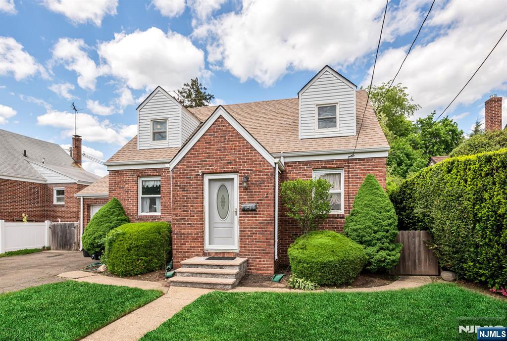 269 Henley Avenue, New Milford, New Jersey - 4 Bedrooms  
3 Bathrooms  
7 Rooms - 