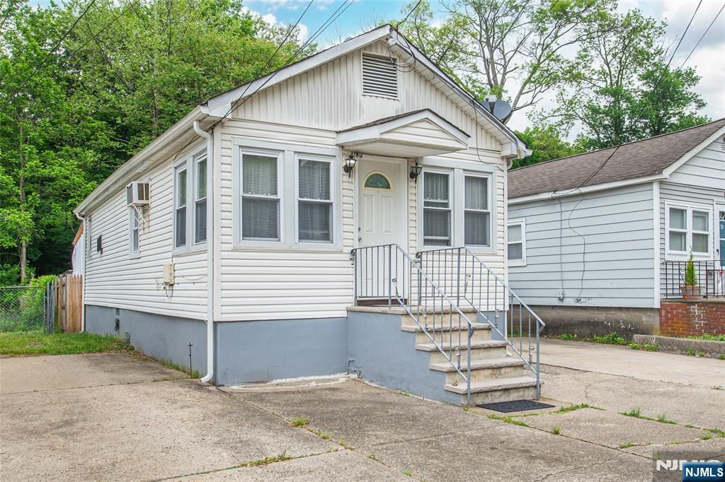 Photo of 20 Park Drive, Oakland, NJ 07436 (MLS # 26000702)