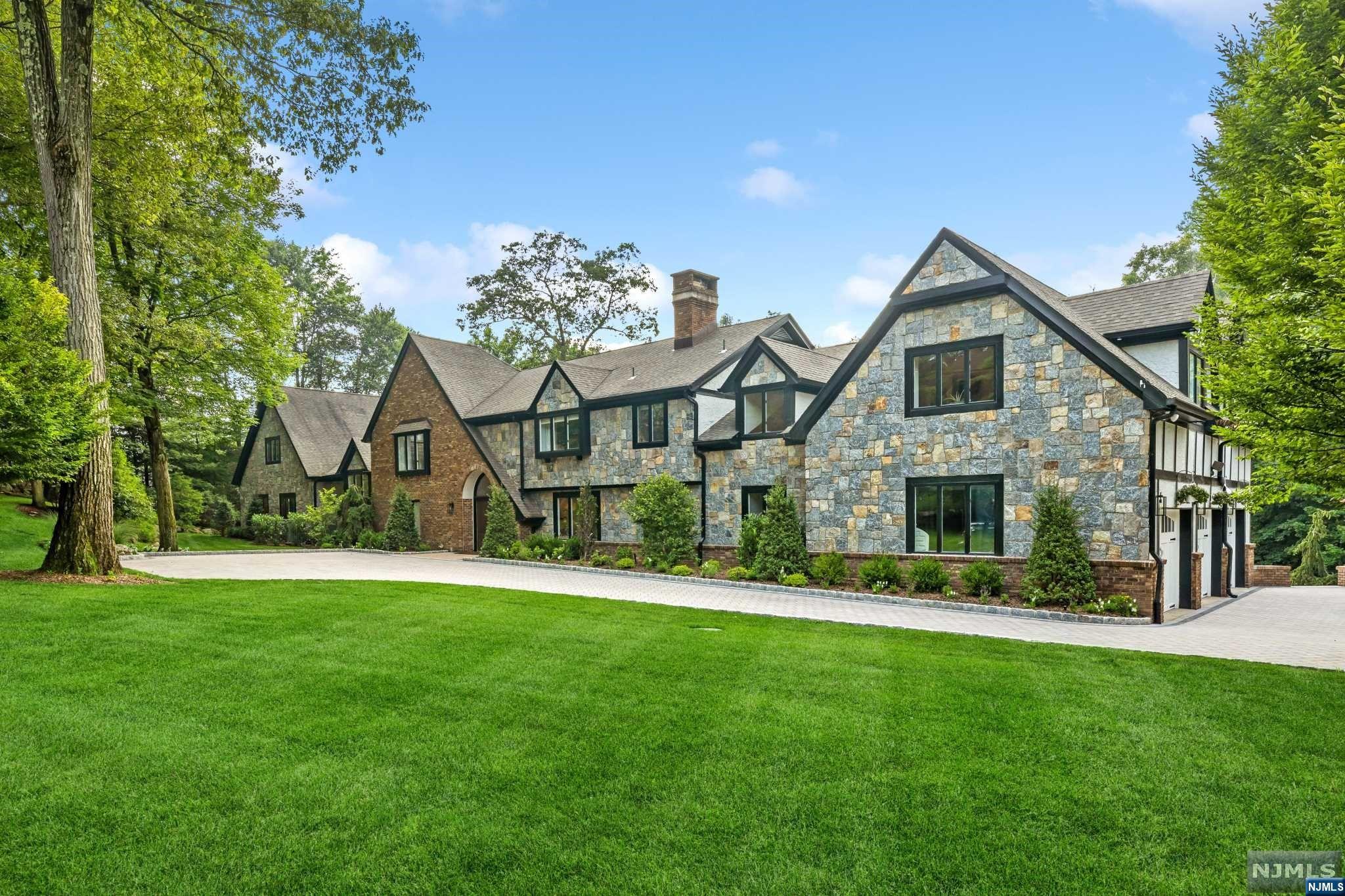 408 Saddle Back Trl, Franklin Lakes, New Jersey - 6 Bedrooms  
10 Bathrooms  
18 Rooms - 