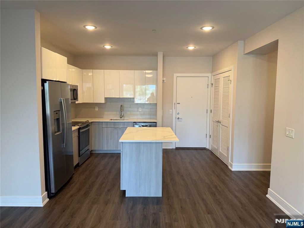 Rental Property at 470 Main St 401, Fort Lee, New Jersey - Bedrooms: 1 
Bathrooms: 1 
Rooms: 4  - $3,025 MO.