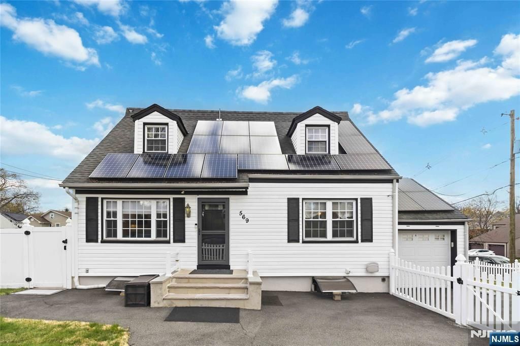 Photo of 569 Linden Avenue, Teaneck, NJ 07666 (MLS # 26011303)