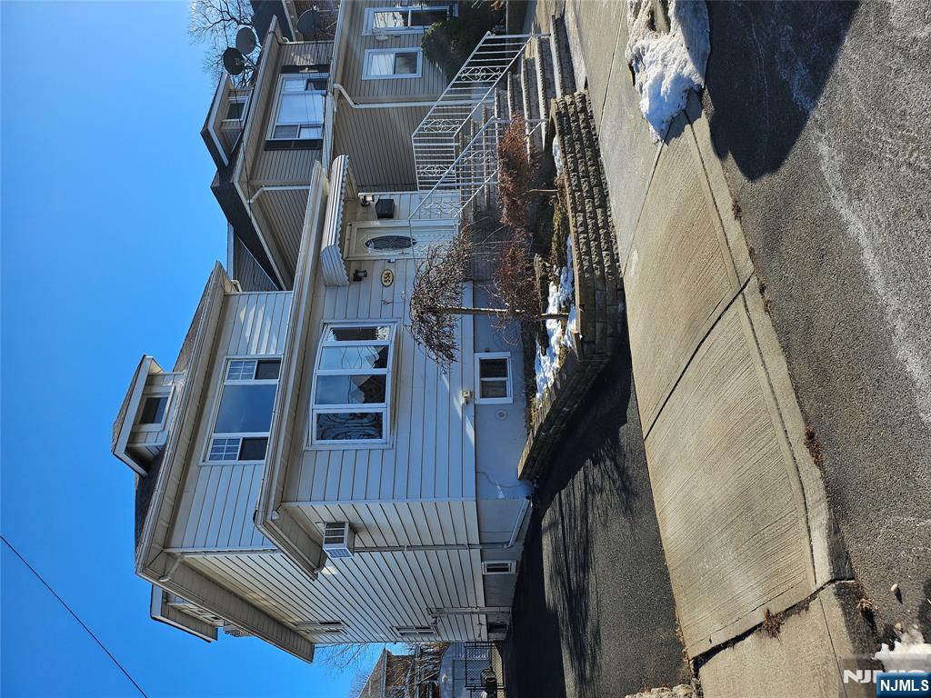 554 Saint Pauls Ave, Cliffside Park, New Jersey - 3 Bedrooms  
2 Bathrooms  
7 Rooms - 