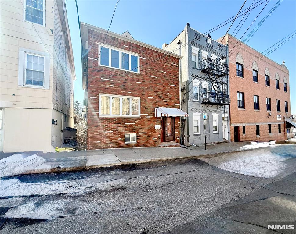 Main image without alt text