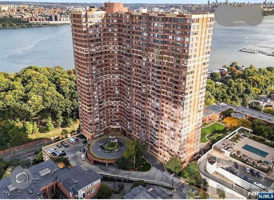 Great unit...Priced to sell fast... Minutes to NYC transportation. Motivated sellers...vacant for immediate occupancy