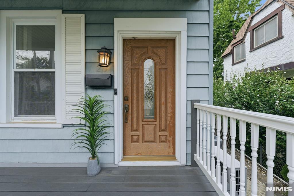 25 6th Street