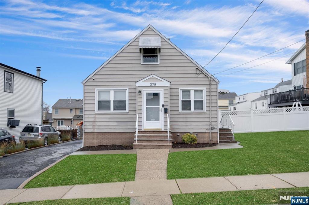 379 Roosevelt Avenue, Lyndhurst, New Jersey - 2 Bedrooms  
1 Bathrooms  
5 Rooms - 