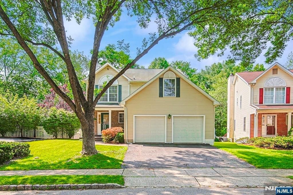 Photo of 705 Gettysburg Place, Paramus, NJ 07652 (MLS # 26025972)