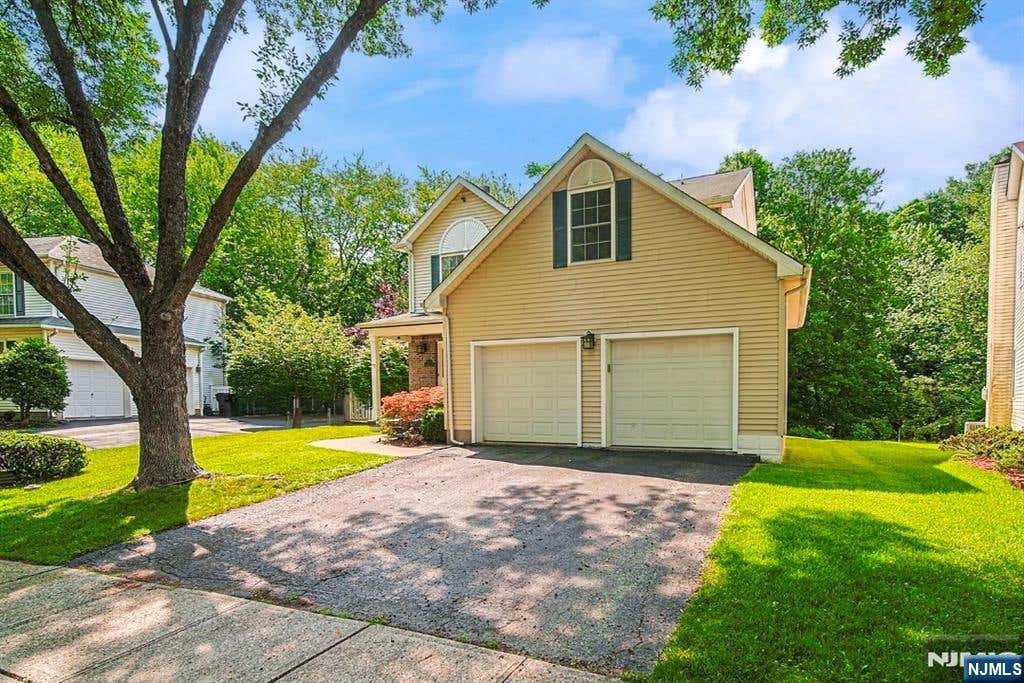 Photo of 705 Gettysburg Place, Paramus, NJ 07652 (MLS # 26025972)
