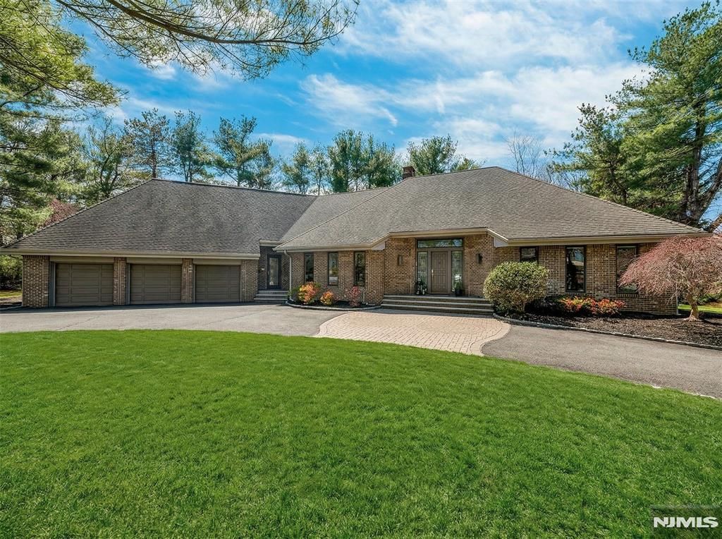 Photo of 301 Hopper Court, Franklin Lakes, NJ 07417 (MLS # 26008693)