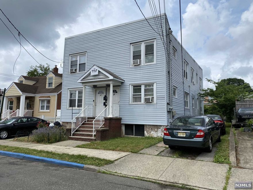 Lakeview section, legal 4 family with a green card, each unit has 2 bedrooms ,kitchen , living room,1 bath. Large partially finished basement with four rooms and two full bathrooms. Separate utilities. Natural gas.3 car driveway on each side of the house