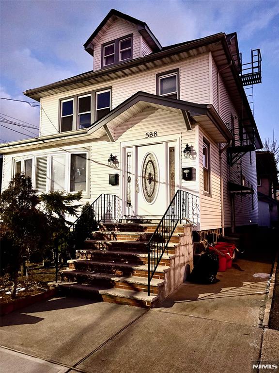 588 Saint Pauls Ave 2, Cliffside Park, New Jersey - 2 Bedrooms  
1 Bathrooms  
5 Rooms - 