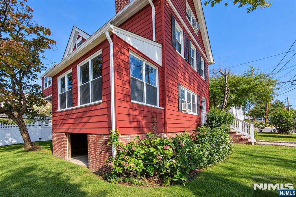 46 Laurel Street