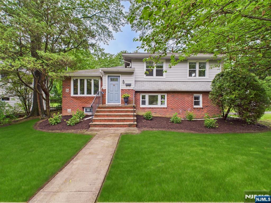440 Albin Ct, Ridgewood, New Jersey - 3 Bedrooms  
2 Bathrooms  
9 Rooms - 
