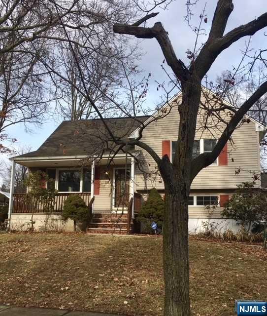 99 White Pond Rd, Waldwick, New Jersey - 4 Bedrooms  
3 Bathrooms  
8 Rooms - 