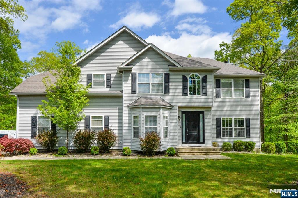 Property for Sale at 6 Manor Drive, Byram, New Jersey - Bedrooms: 4 
Bathrooms: 3 
Rooms: 8  - $735,000