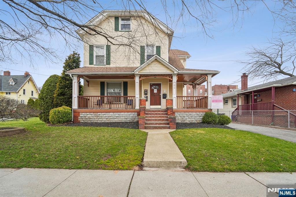 44 Elm St 2nd Fl, Montclair, New Jersey - 3 Bedrooms  
1 Bathrooms  
5 Rooms - 