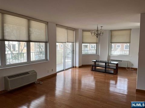 Photo of 200 Grand Cove #2A, Edgewater, NJ 07020 (MLS # 26001569)