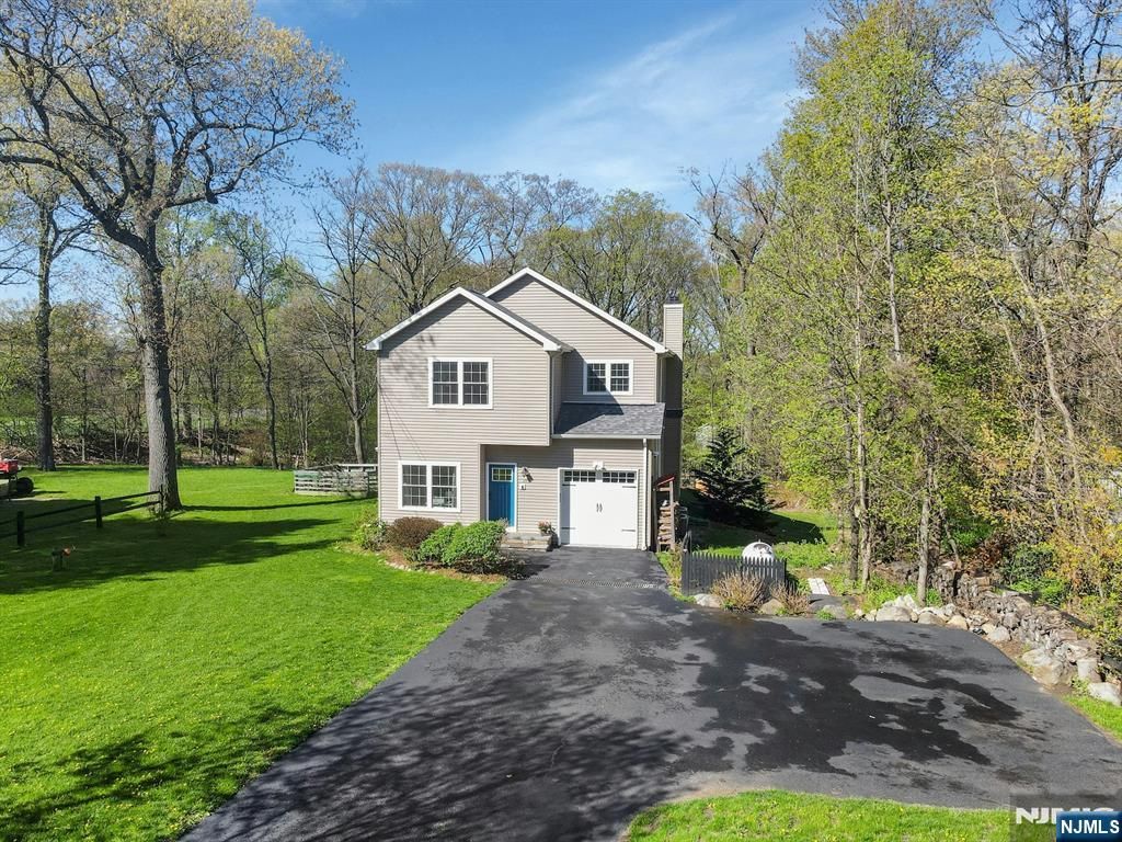 Photo of 317 Stag Hill Road, Mahwah, NJ 07430 (MLS # 26014672)