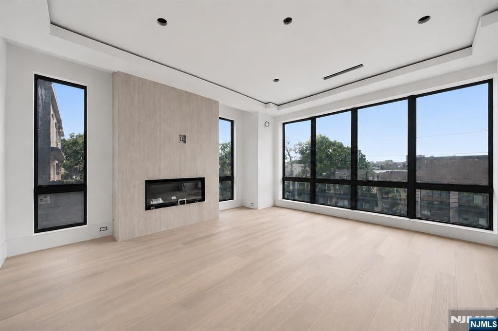 392 Undercliff Avenue 1
