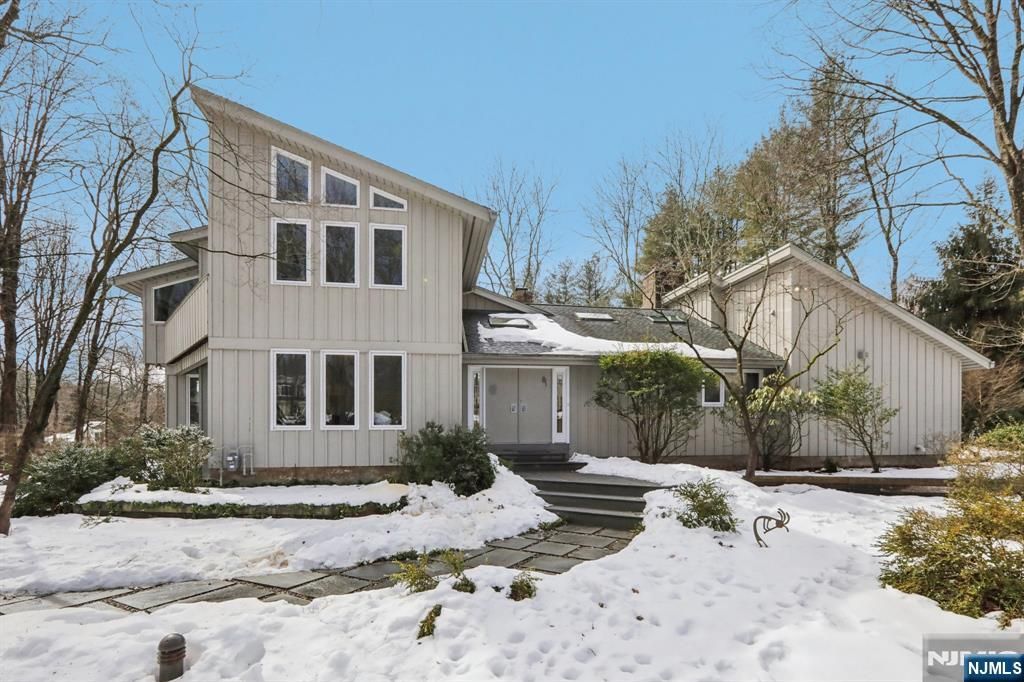 Photo of 47 Hopper Farm Road, Upper Saddle River, NJ 07458 (MLS # 26006555)