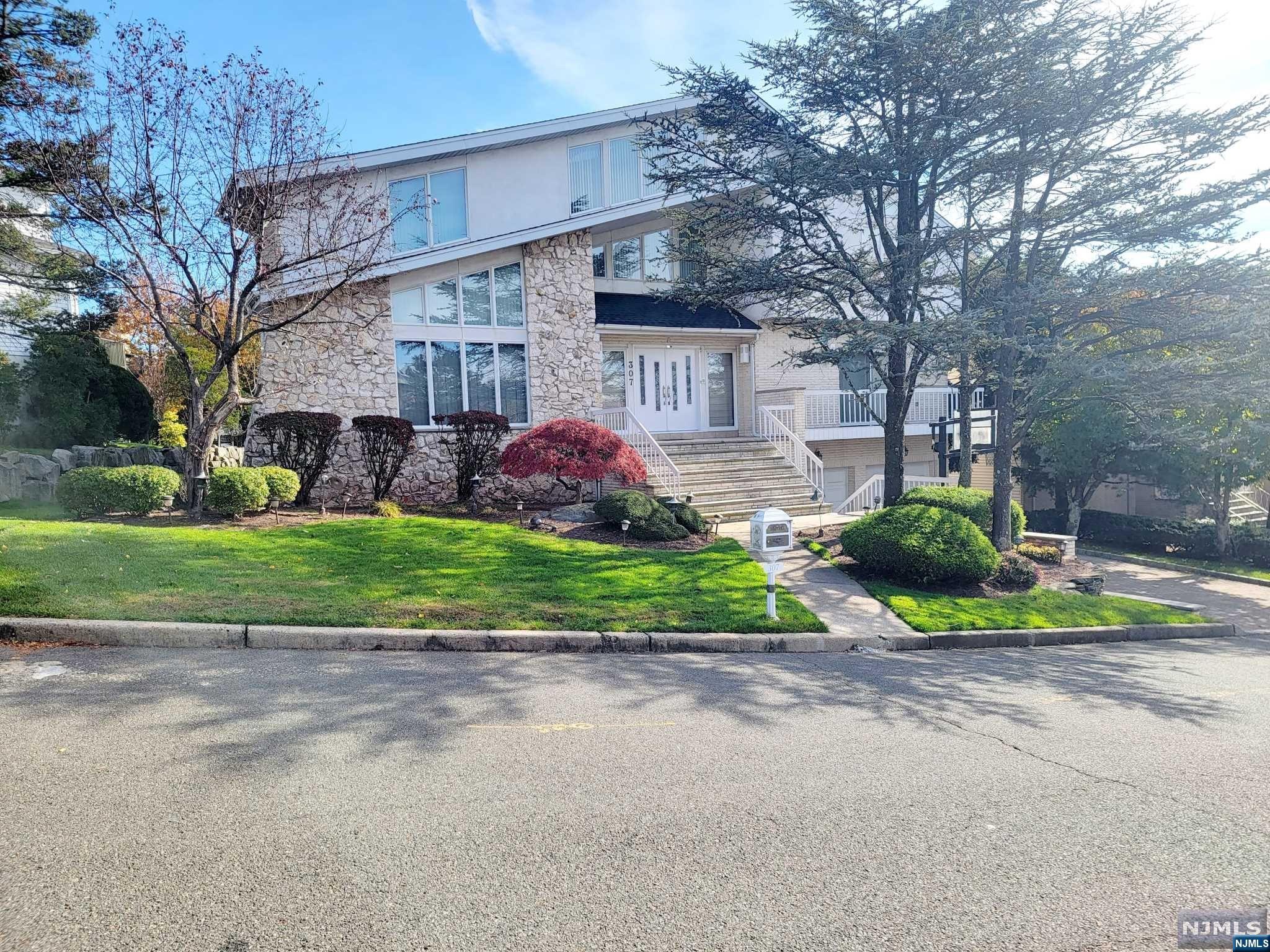 307 Center St, Englewood Cliffs, New Jersey - 4 Bedrooms  
7 Bathrooms  
9 Rooms - 