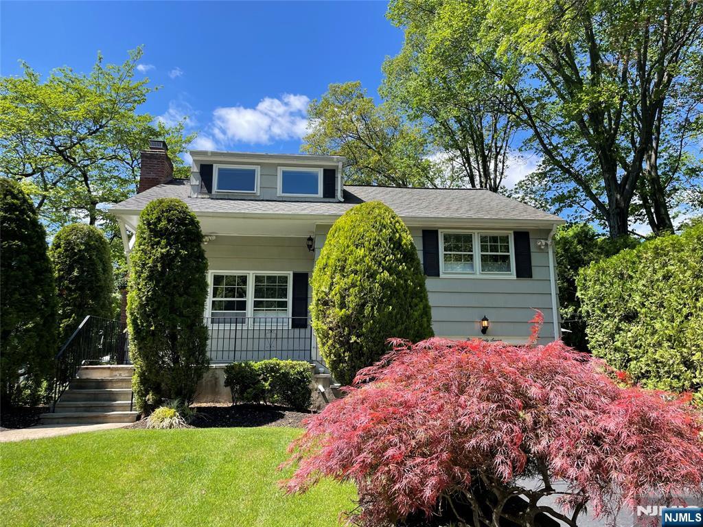 397 West End Ave, Ridgewood, New Jersey - 3 Bedrooms  
2 Bathrooms  
5 Rooms - 