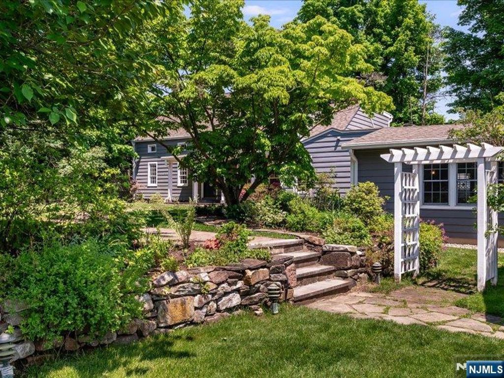 Photo of 190 Passaic Avenue, Roseland, NJ 07068 (MLS # 26018910)