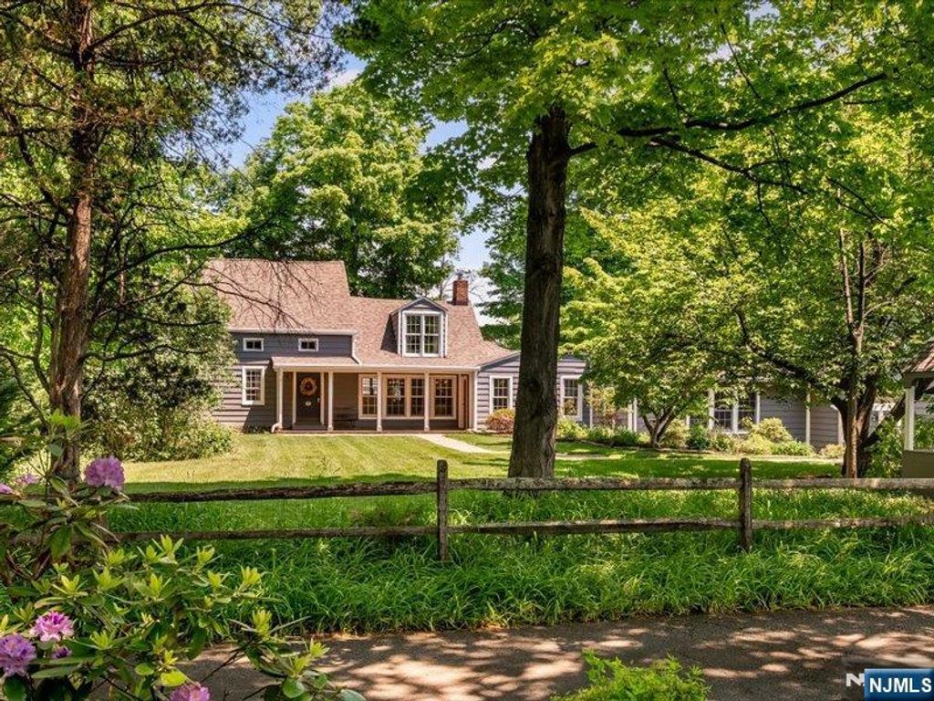 Photo of 190 Passaic Avenue, Roseland, NJ 07068 (MLS # 26018910)